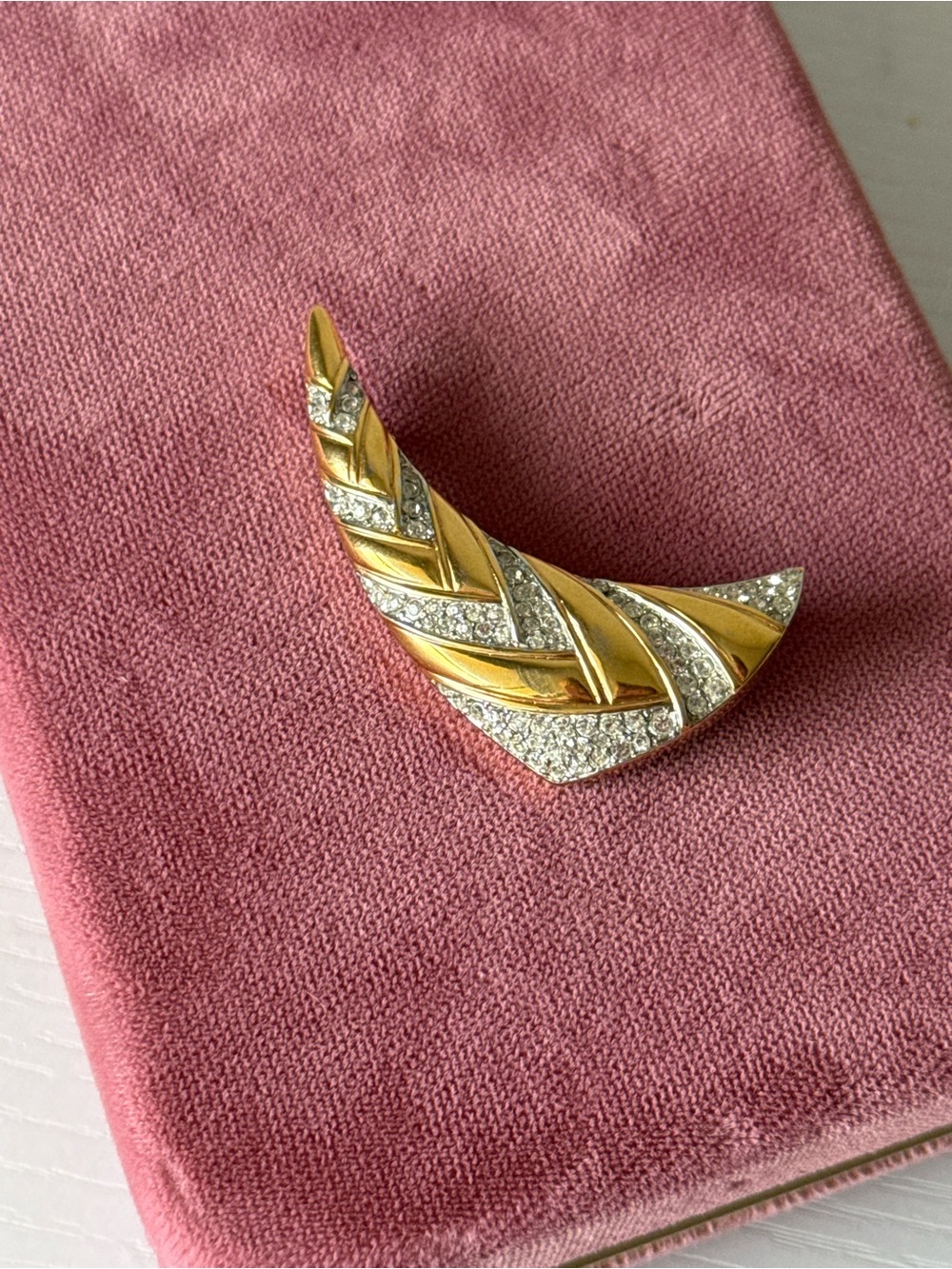 Oscar de la Renta Vintage Gold Tone Rhinestone Feather Brooch Pin